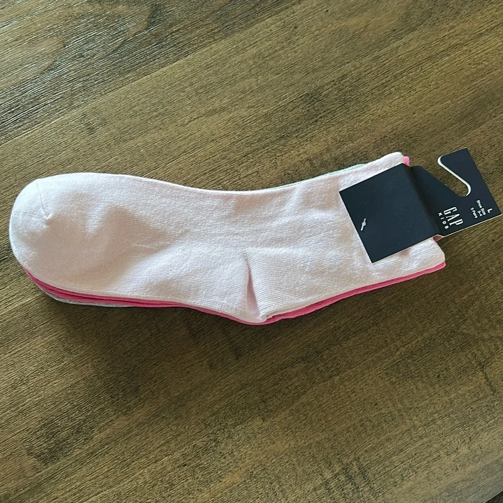 - GAP socks NWT 3 pairs